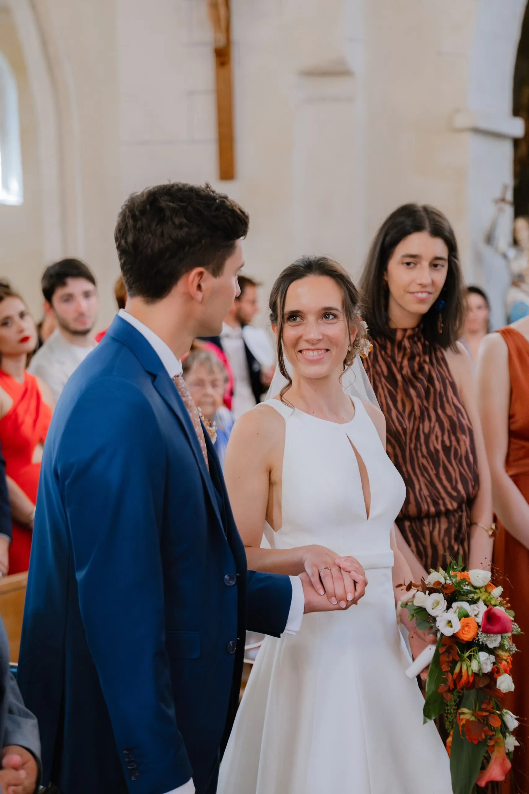 Wieke et Jean debout au milieu de leurs invités pendant la messe