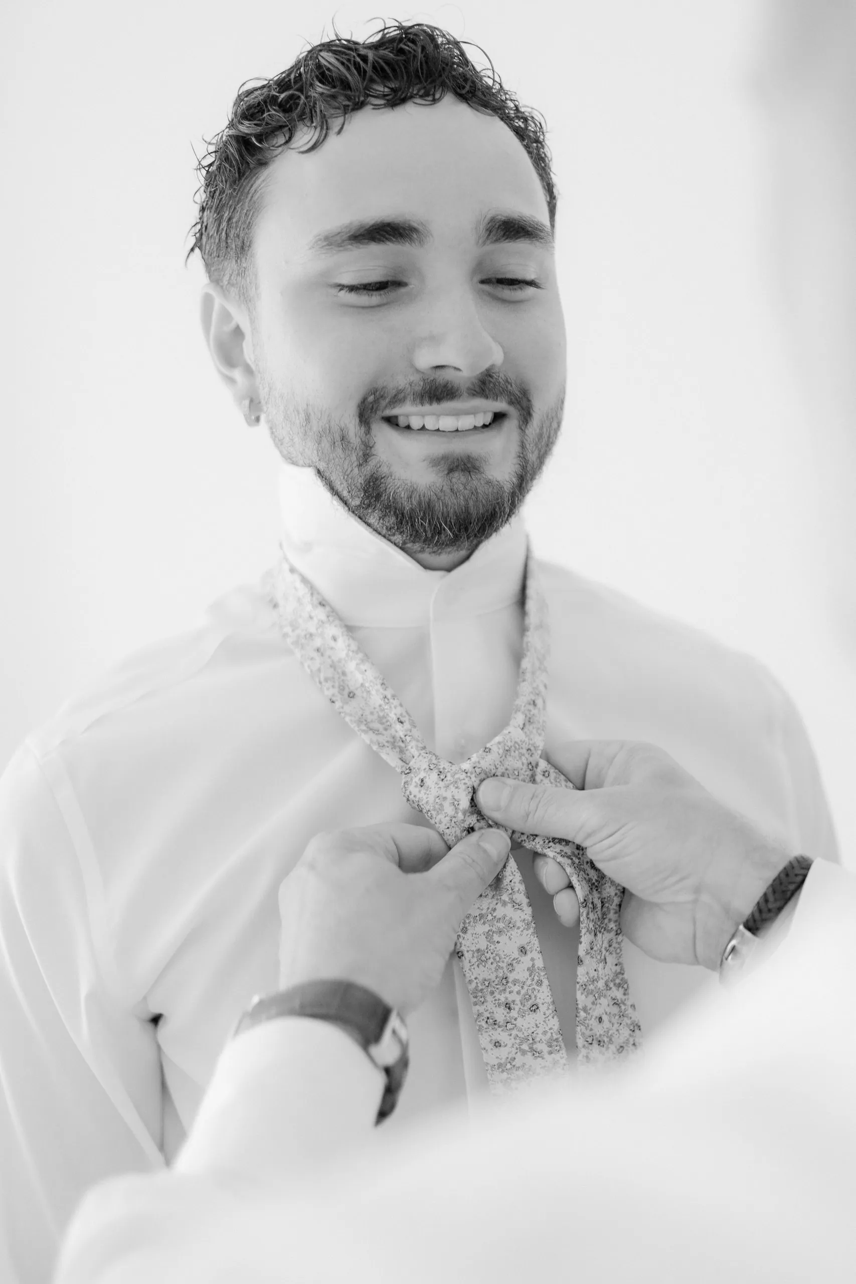 Hugo, souriant, pendant qu'on lui noue sa cravate