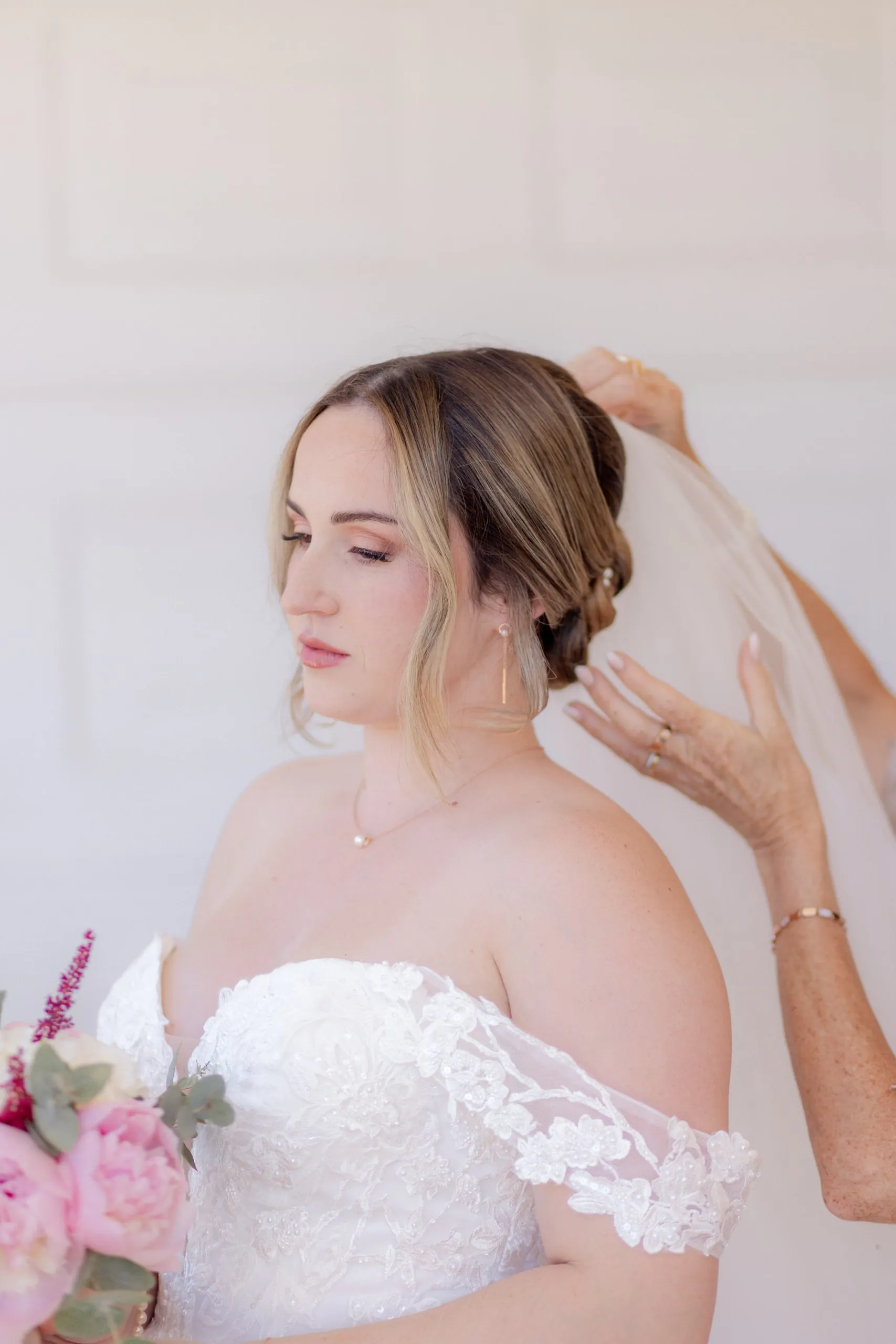 On pose le voile de Lorena sur son chignon