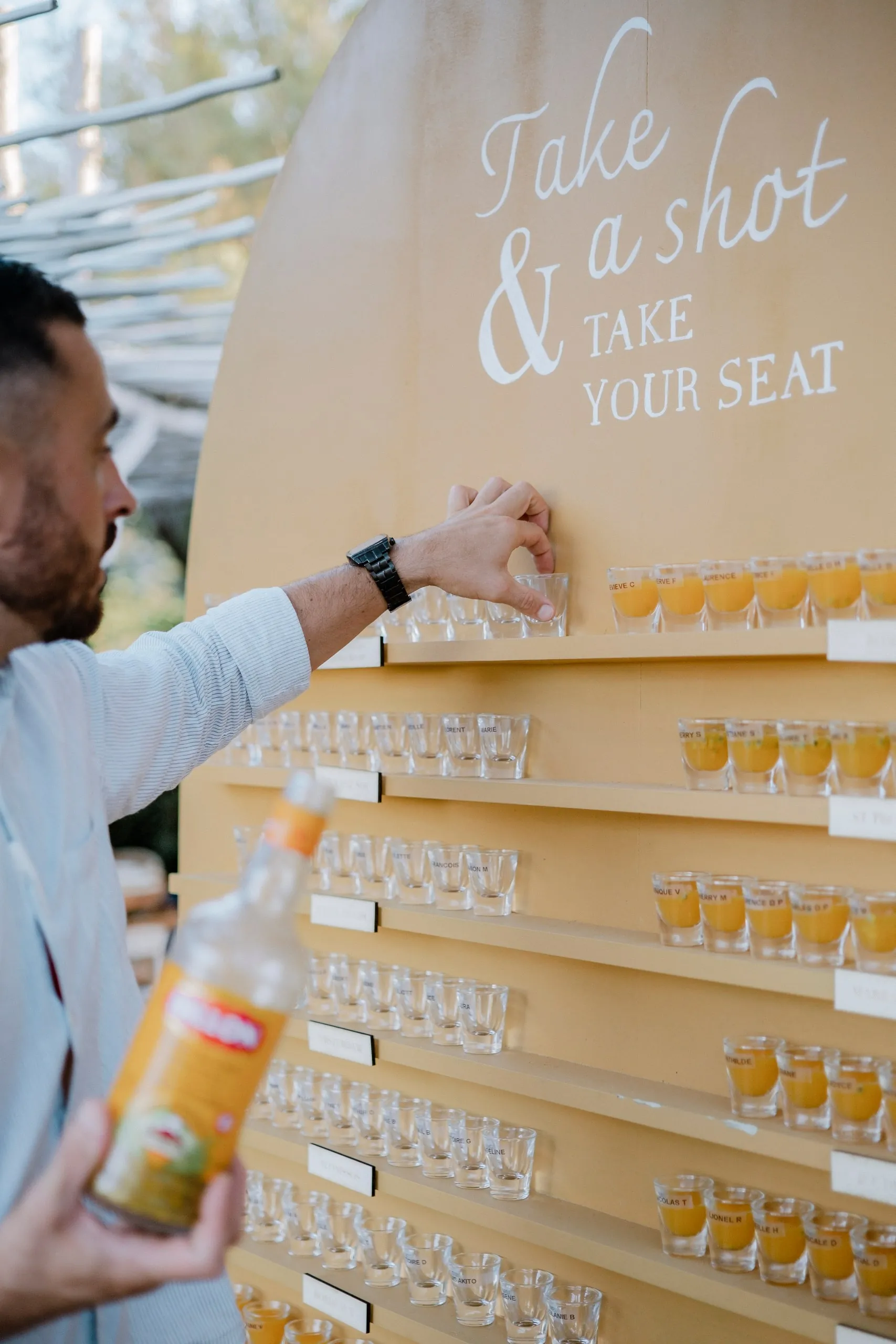 Les verres alignés sur le plan de table « Take a shot & take your seat »