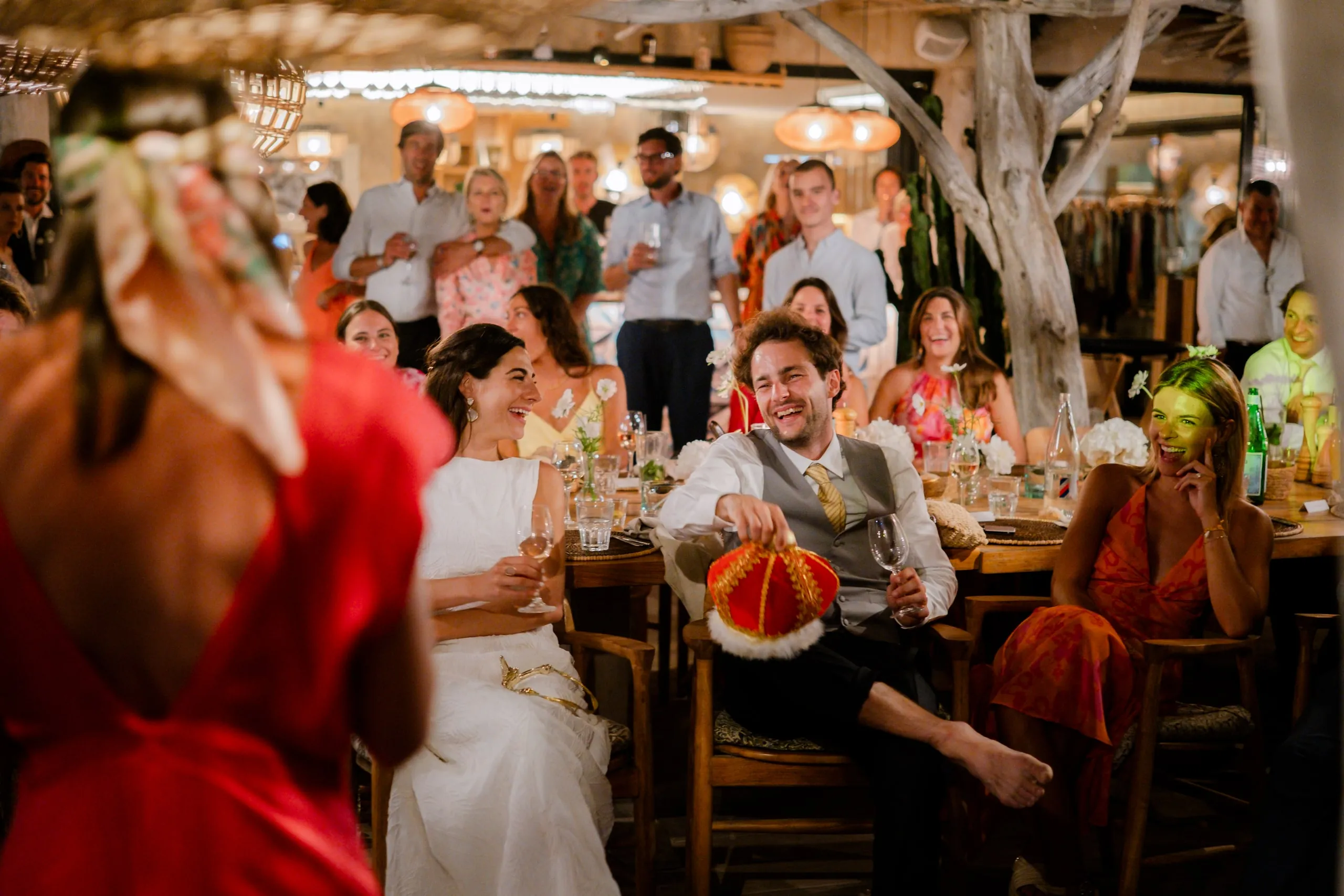 Les invités attablés pendant le dîner