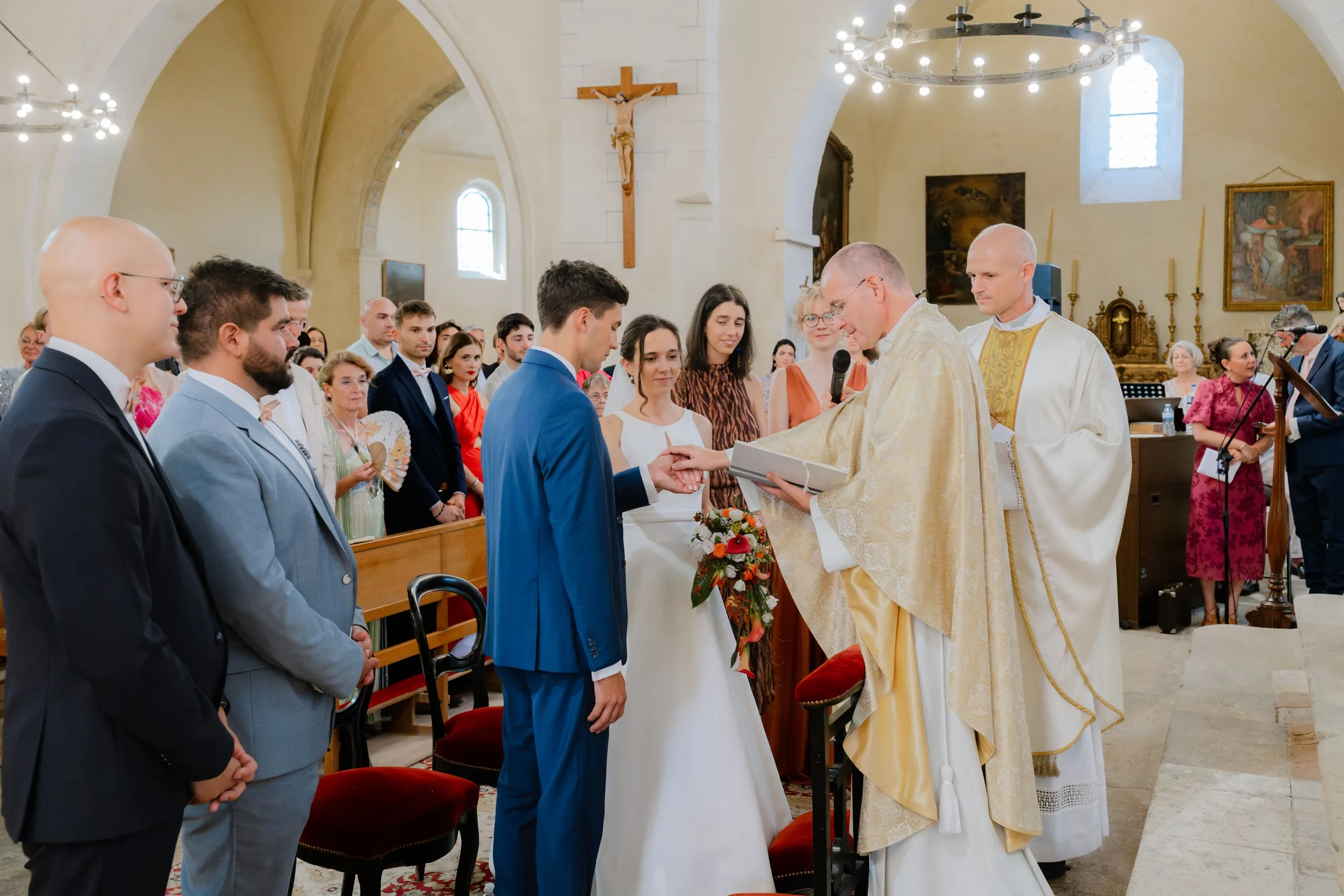 Le cortège et le prêtre remontent l'allée de l'église