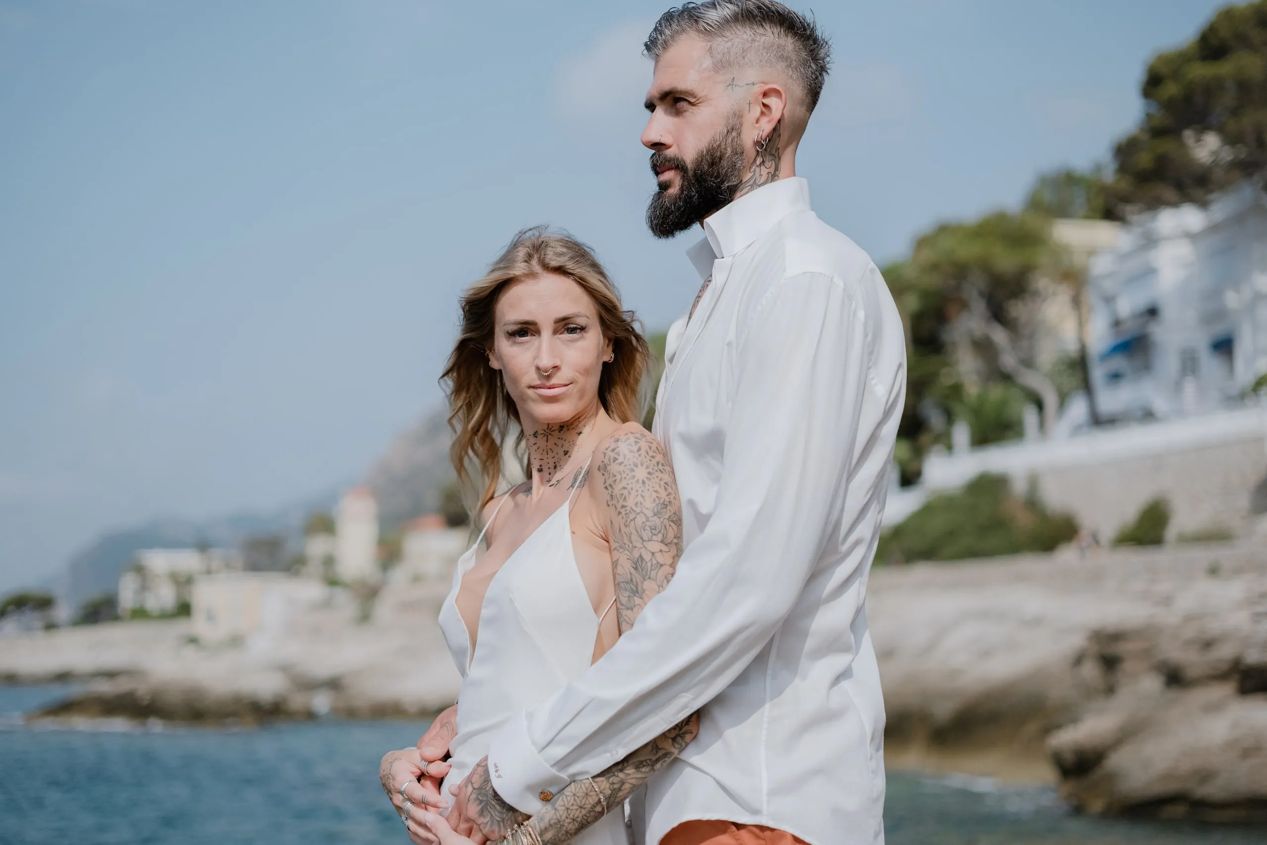 Les mariés au bord de l'eau, la robe de dentelle au vent