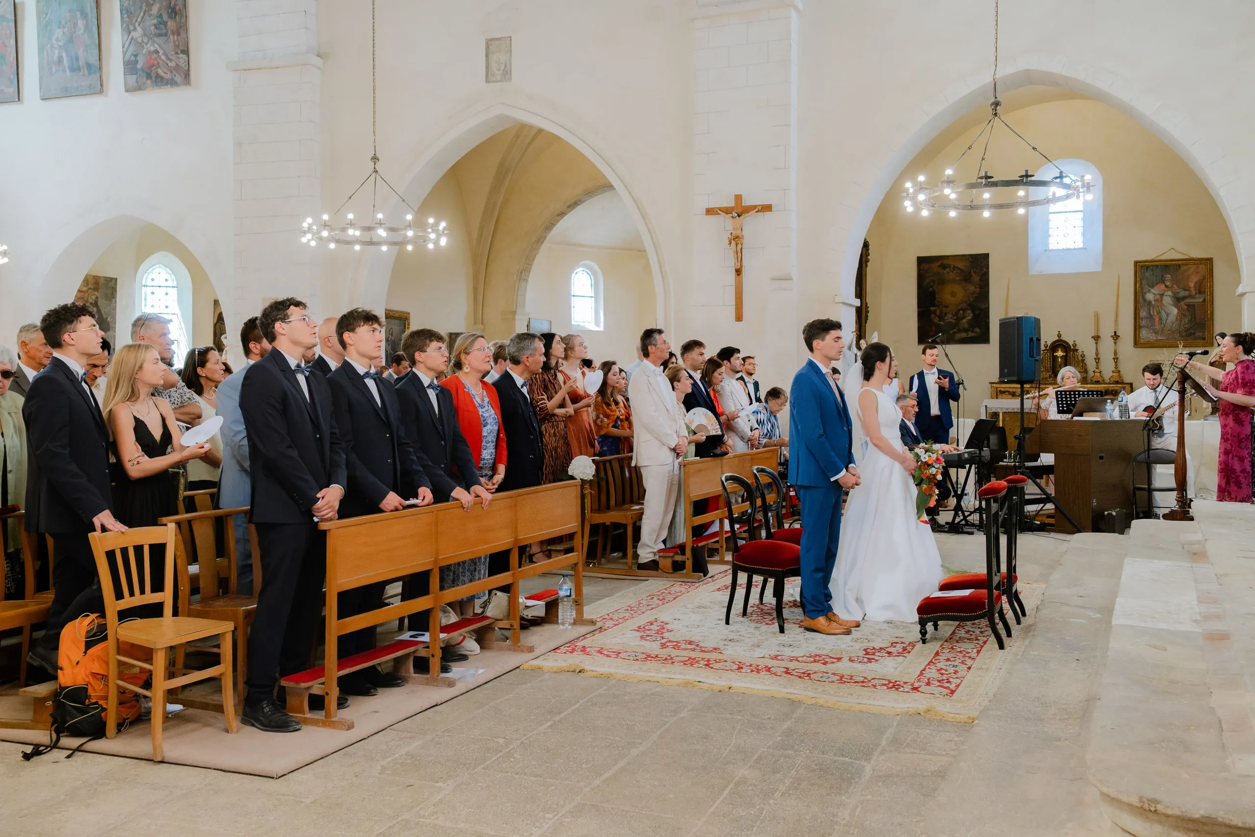 La nef de l'église remplie d'invités