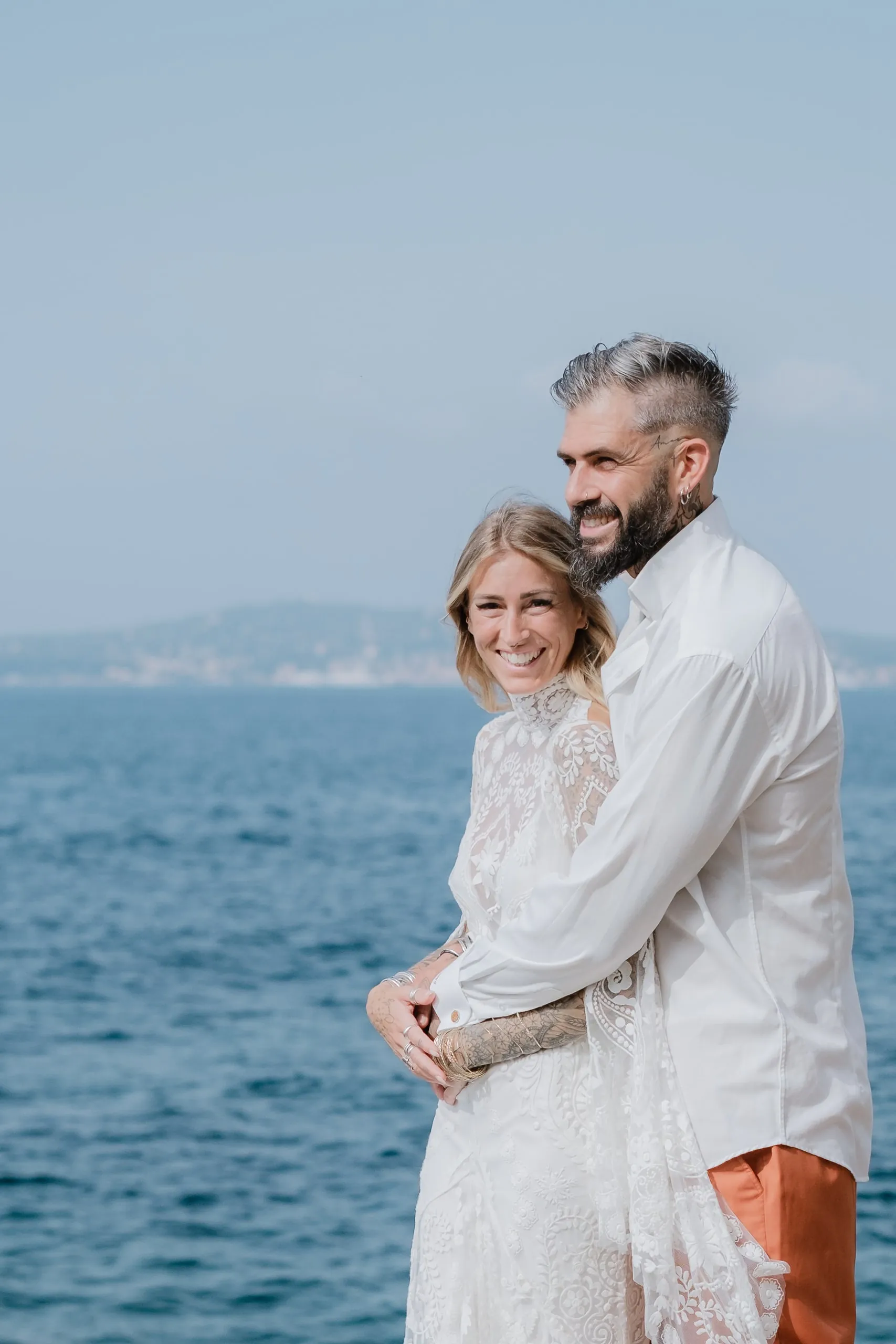 Les mariés face à la mer, de dos