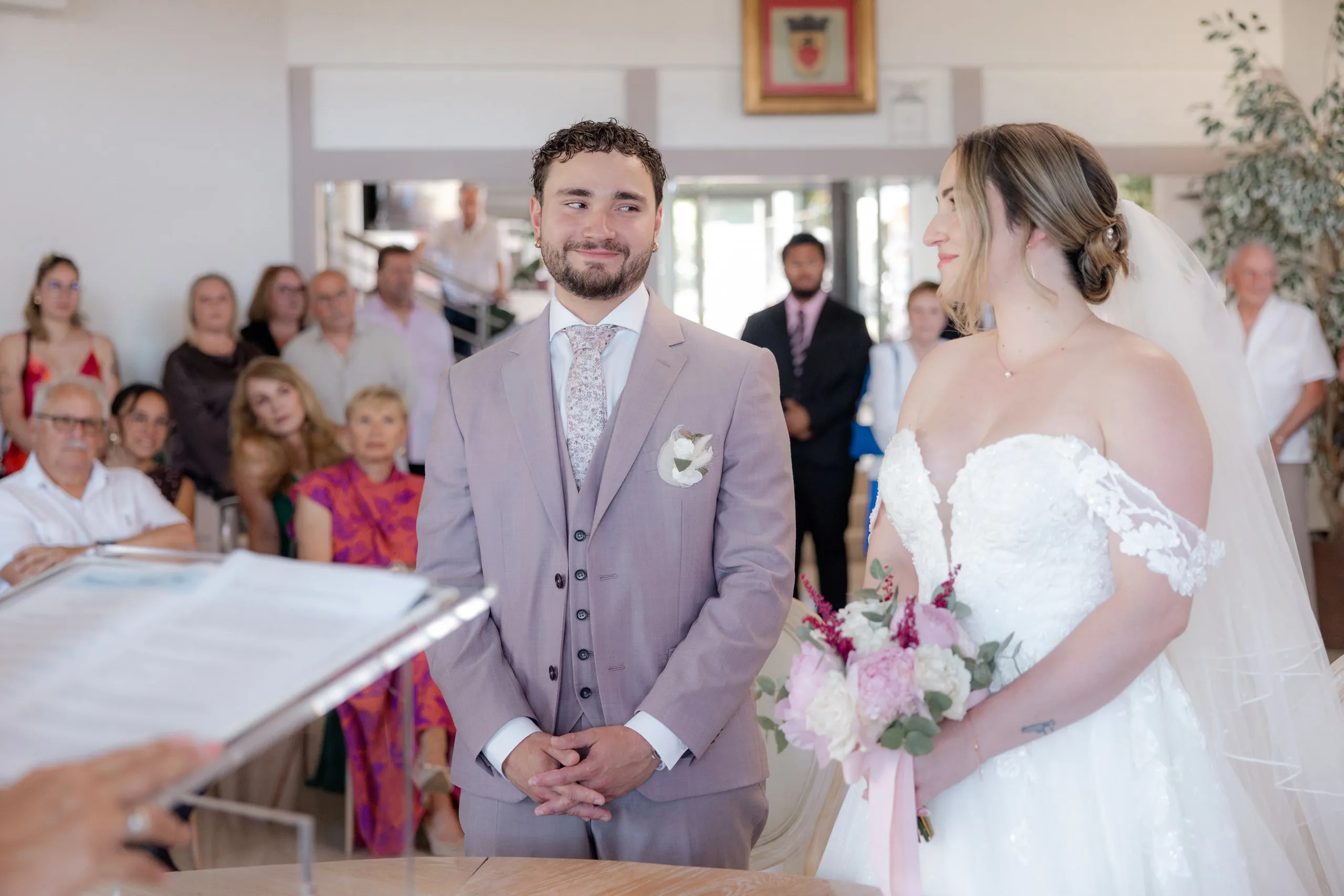 Lorena et Hugo devant l'officiant, pendant la cérémonie civile