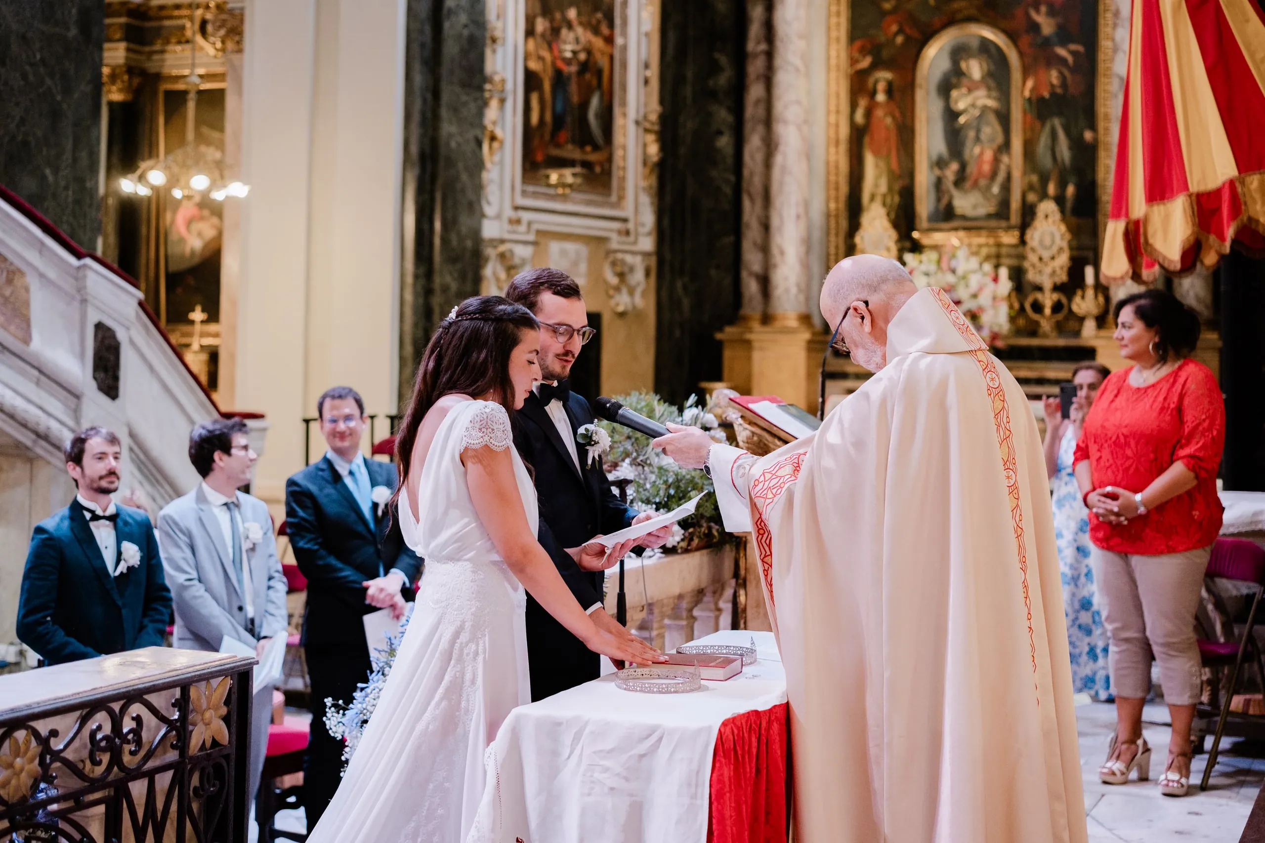La mariée salue une invitée sur le parvis de l'église