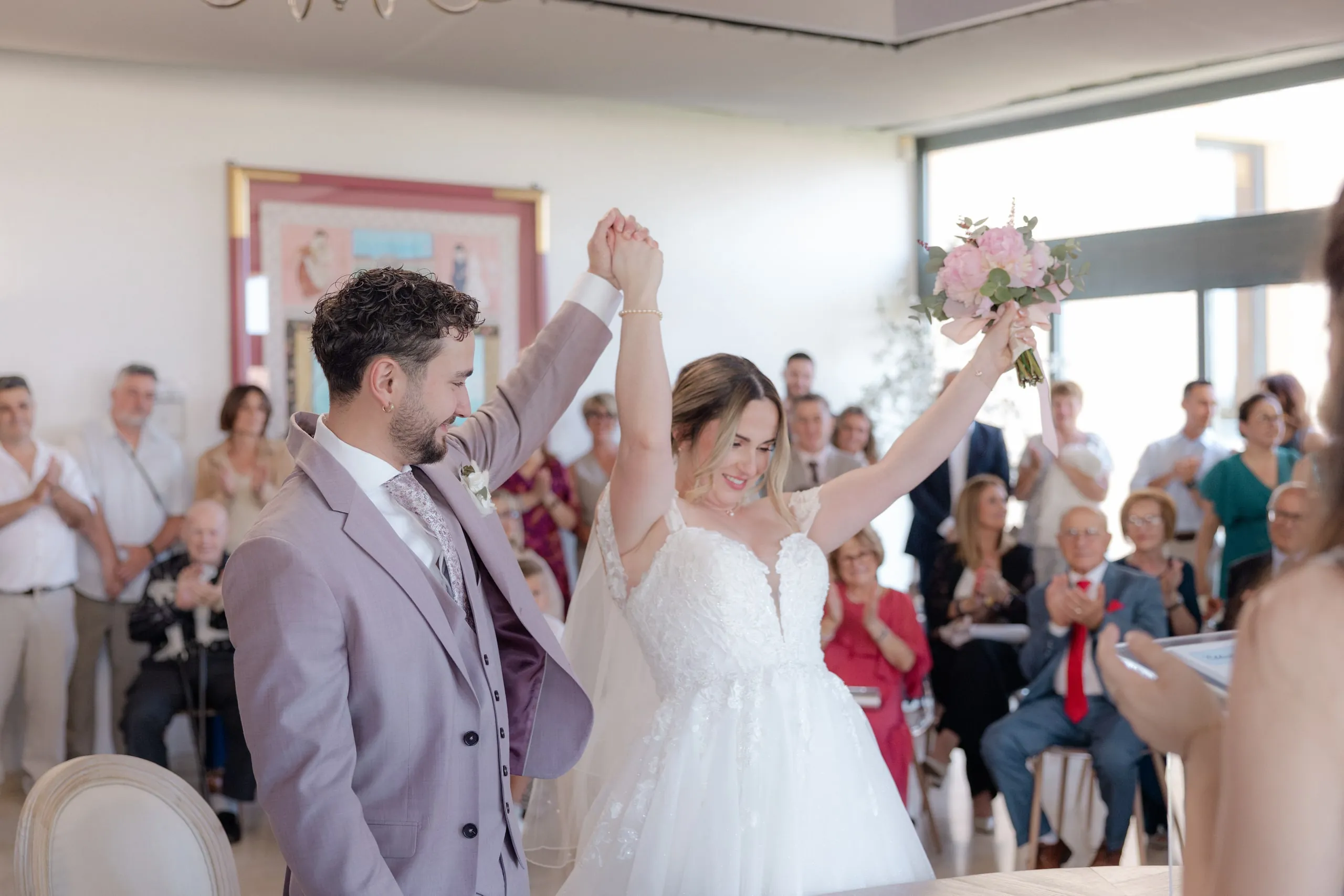 Lorena lève son bouquet, bras en l'air, sous les applaudissements