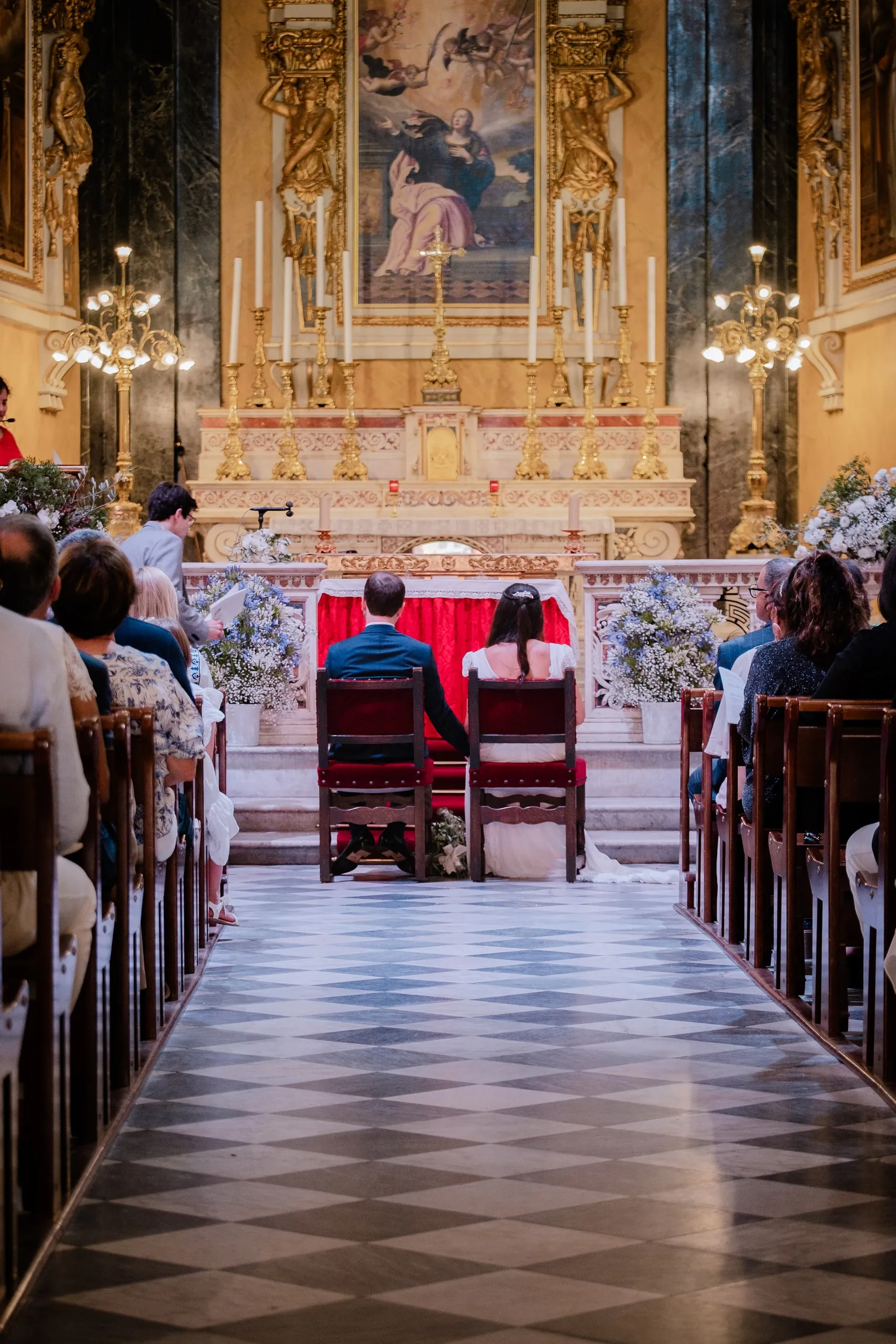 L'allée centrale de l'église baroque, les invités de part et d'autre