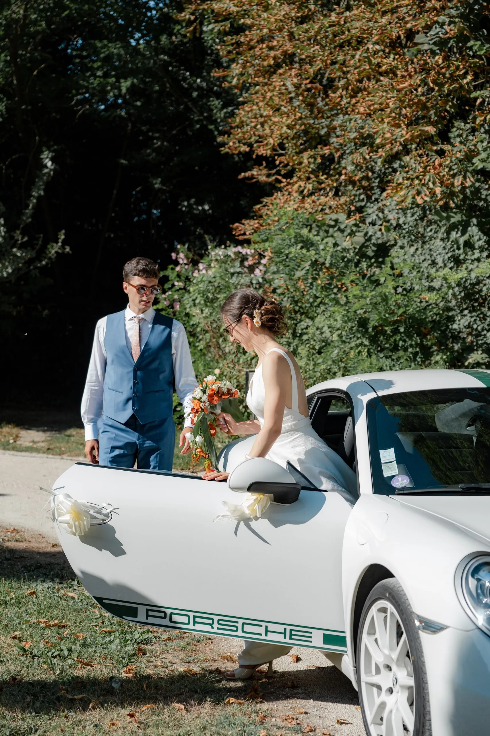 Wieke et Jean près de la Porsche blanche décorée