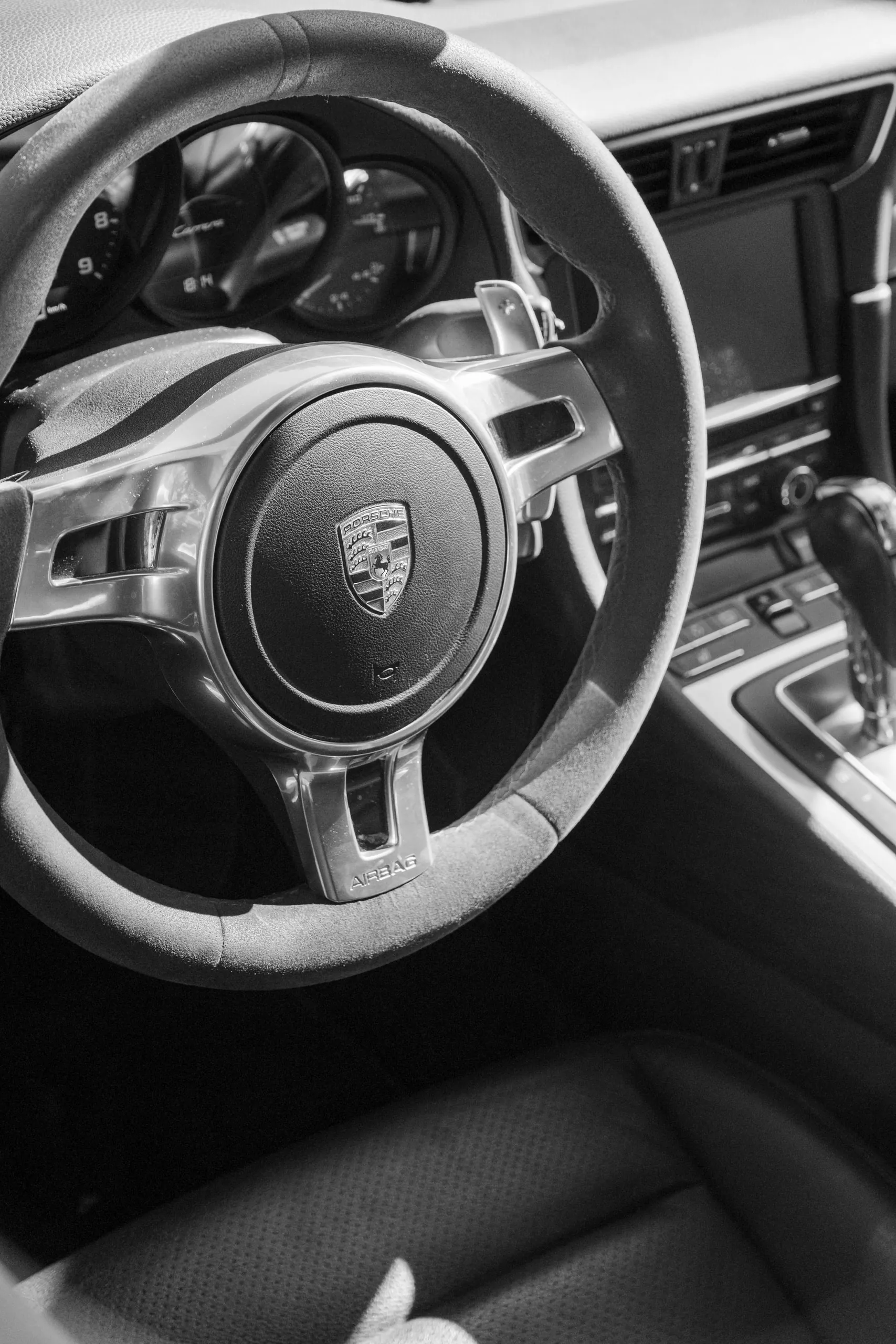 Le volant de la Porsche, en noir et blanc