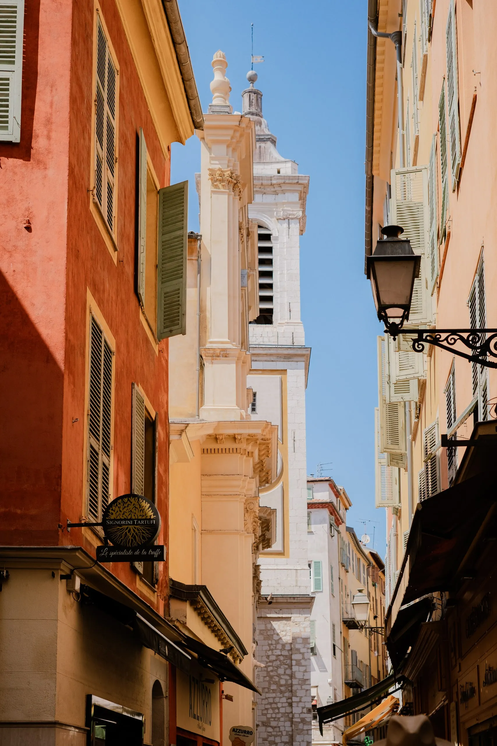 Une ruelle de vieille ville aux façades ocre