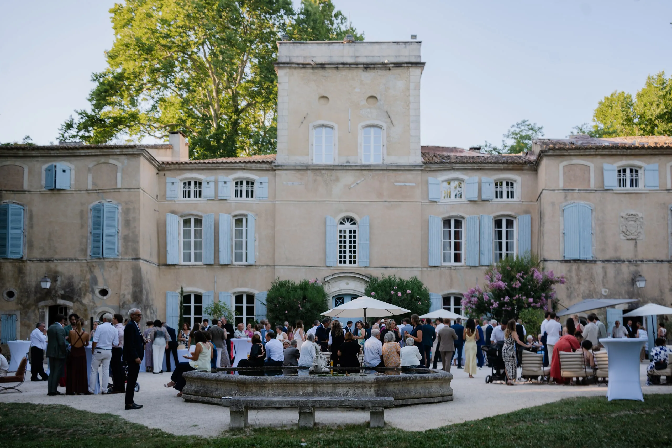 Le château et ses invités au moment du cocktail, autour de la fontaine