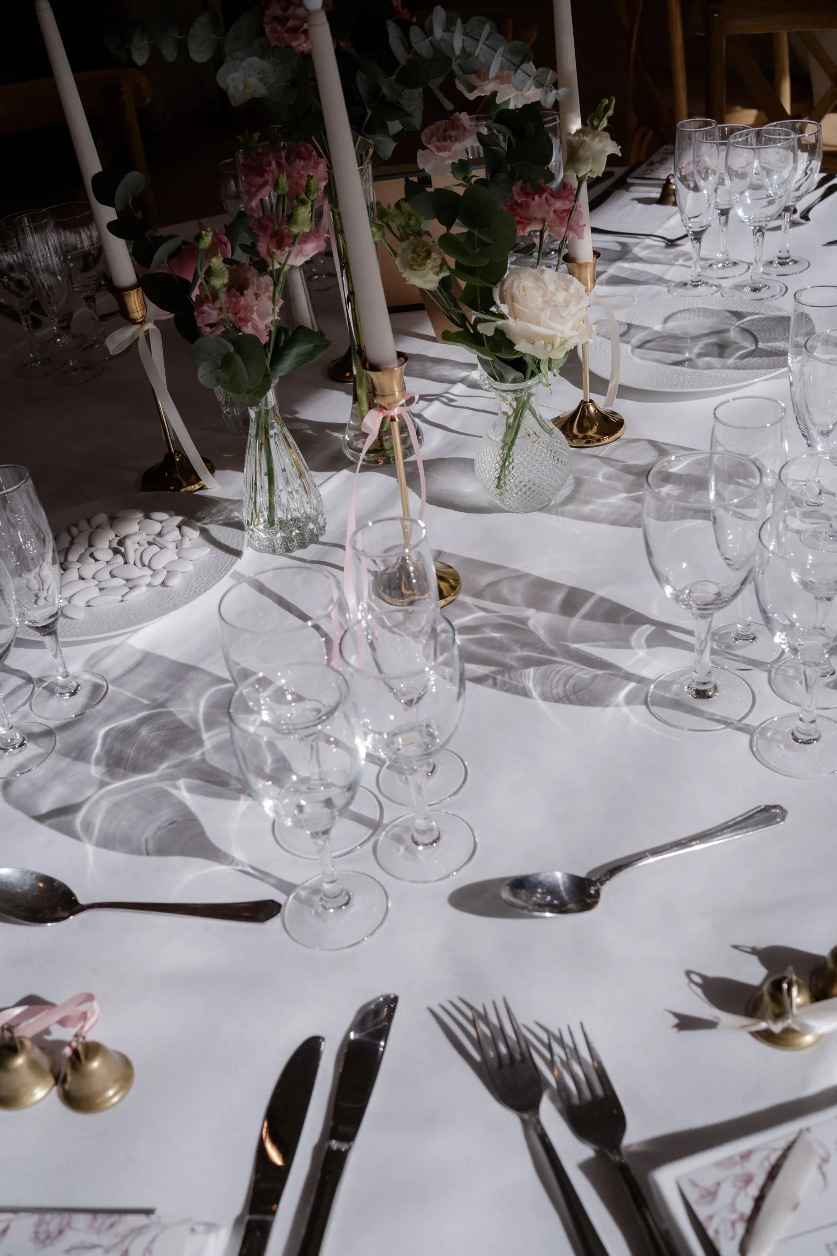 Les tables du dîner, verres et fleurs au centre