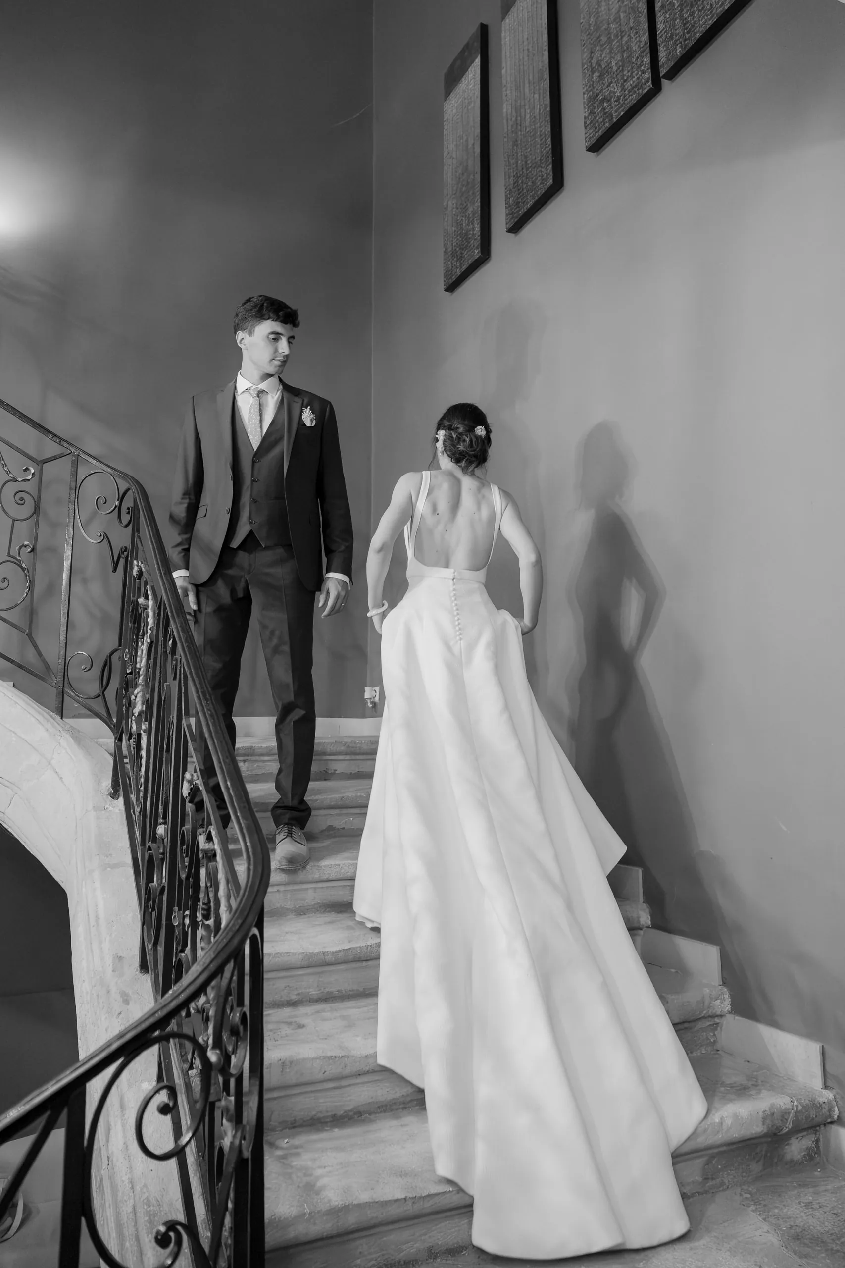 Wieke et Jean descendent l'escalier, en noir et blanc
