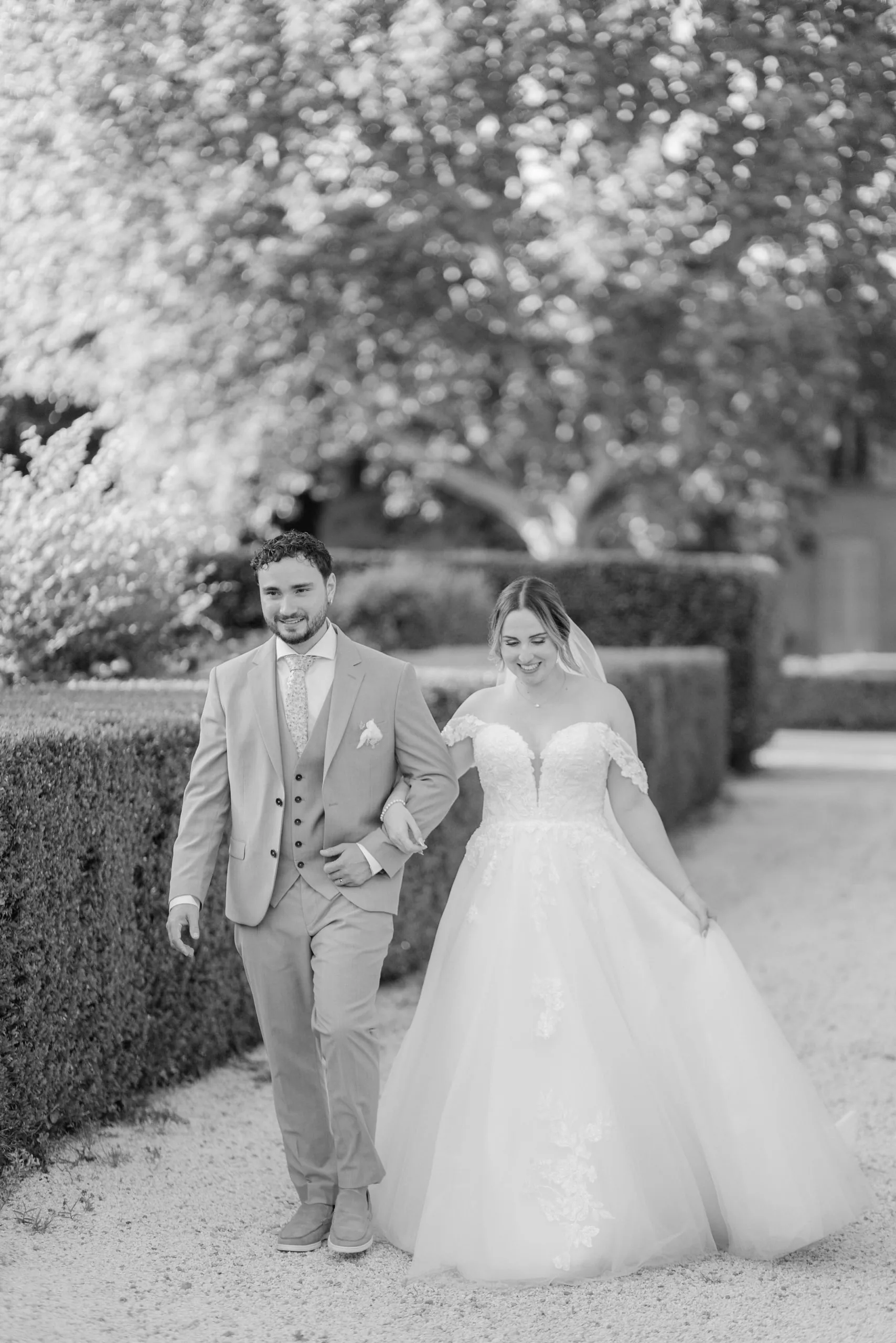 Lorena et Hugo marchent main dans la main, en noir et blanc