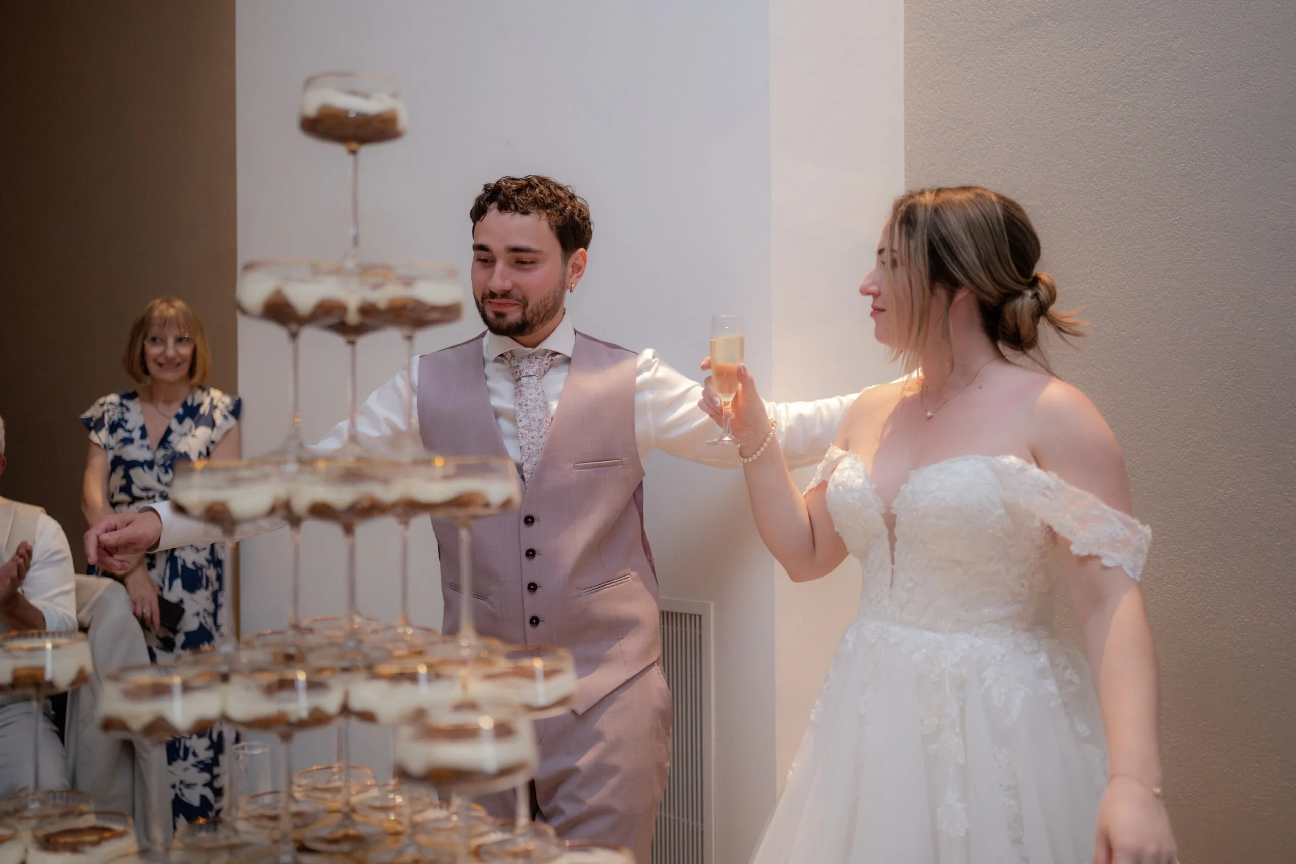 Lorena et Hugo devant la pièce montée de choux