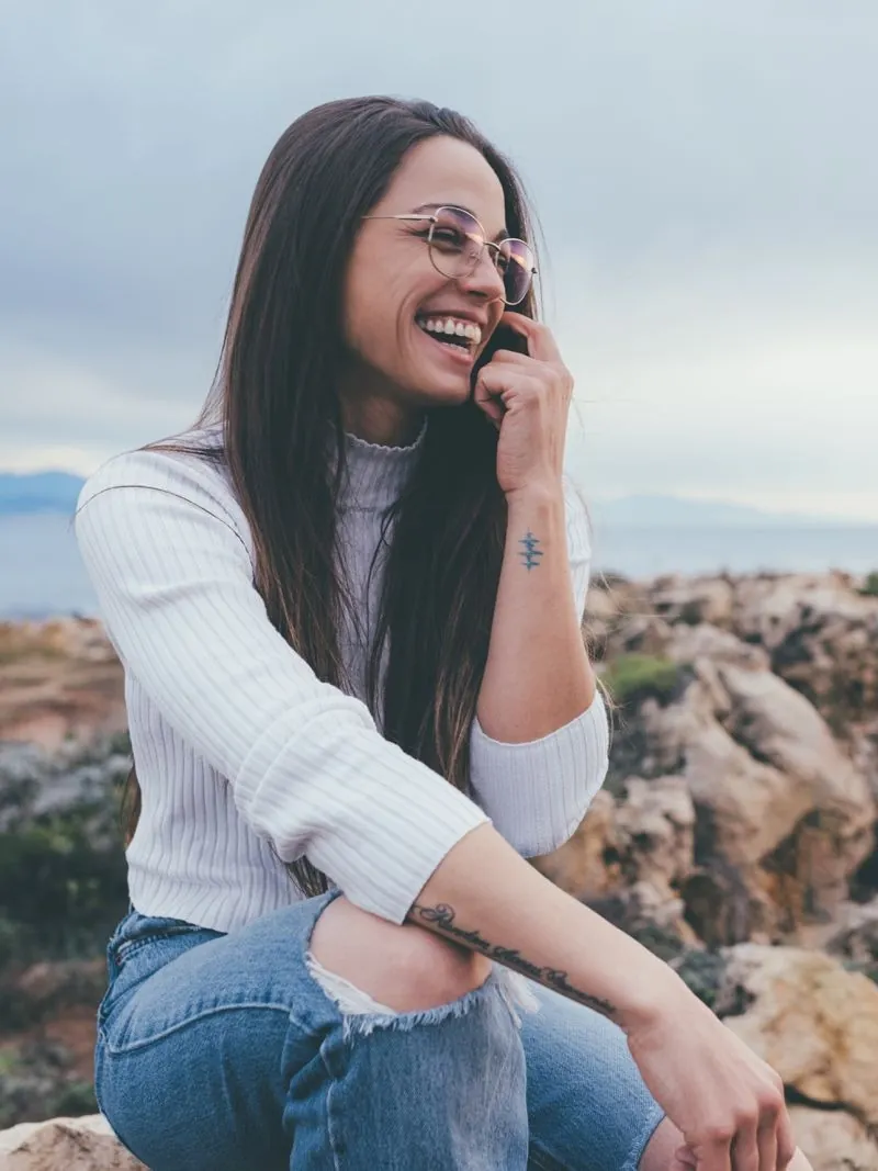 Celyne Roy, photographe de mariage, assise face à la mer