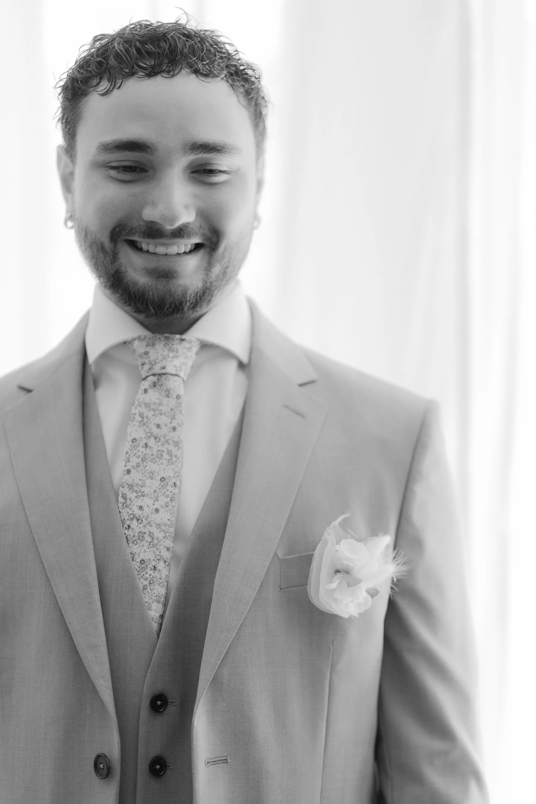 Portrait noir et blanc du marié, boutonnière à la veste