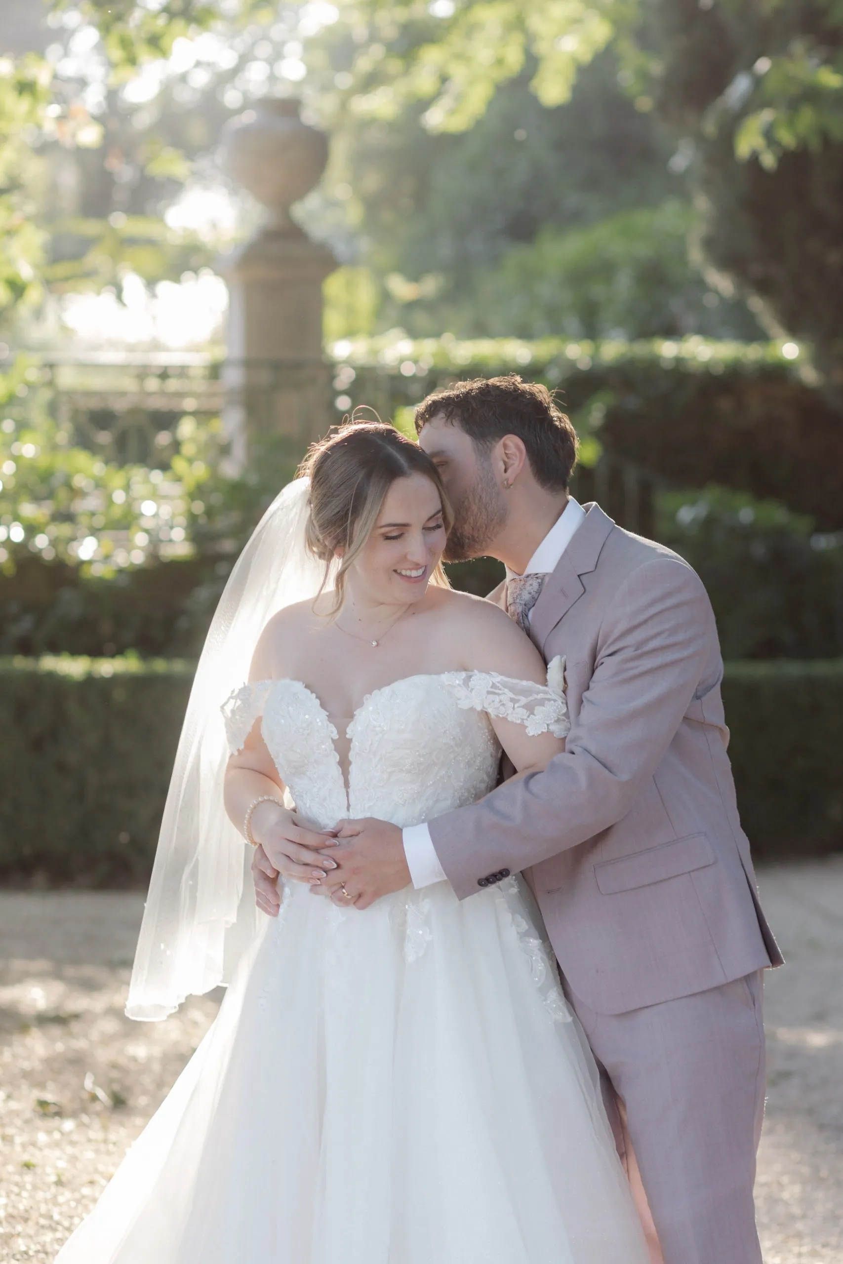 Lorena et Hugo enlacés dans le parc du château