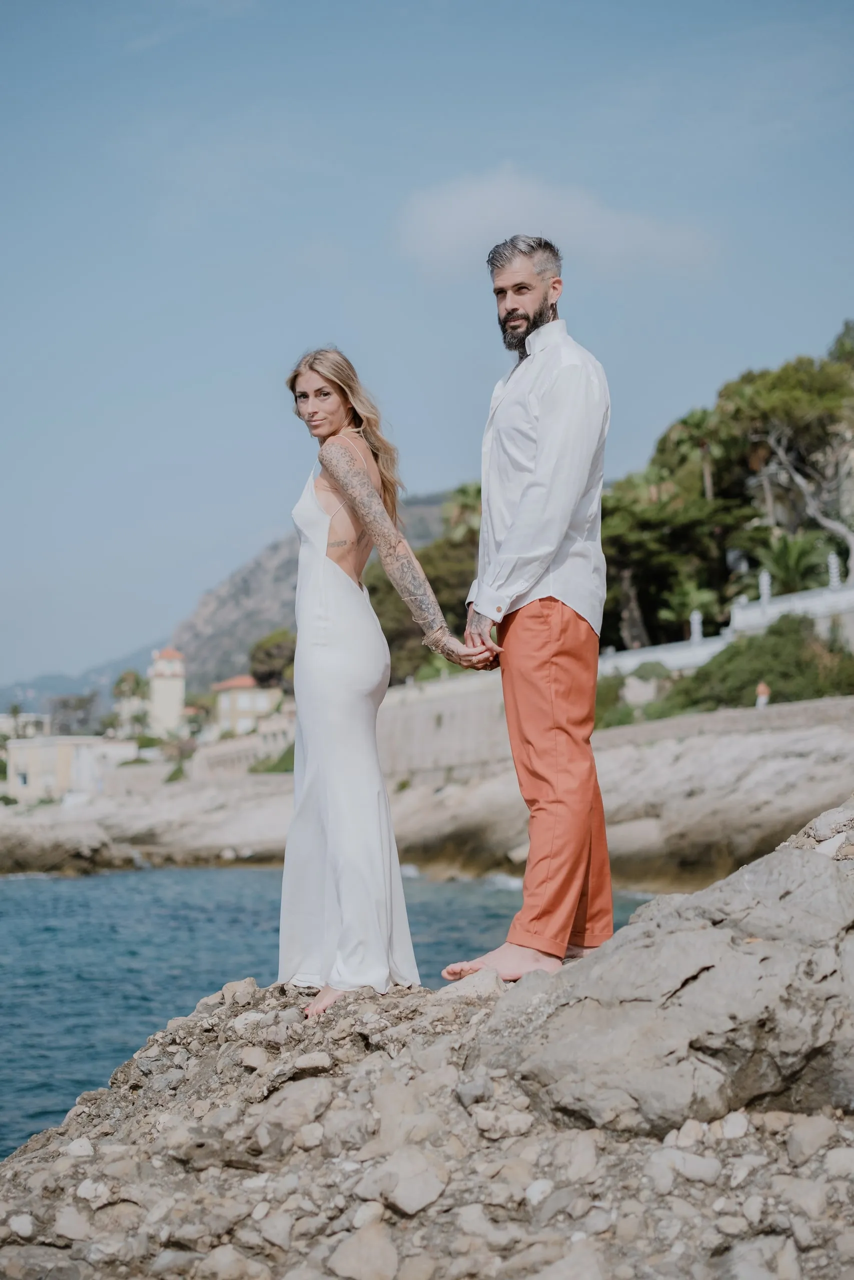 Les mariés au bord de la mer, la robe de dentelle au vent